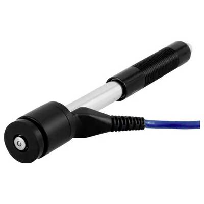 Gros plan d'un connecteur de câble noir tenu à la main avec un fil bleu attaché, montré sur un fond blanc.