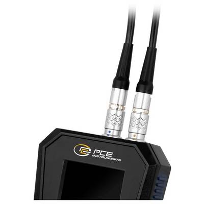 Gros plan d'un appareil PCE Instruments avec deux câbles connectés au sommet, présenté sur un fond blanc.