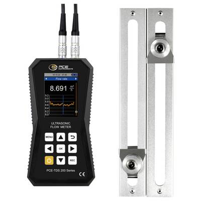 Débitmètre ultrasonique portable avec sondes doubles et un écran affichant le débit, à côté de deux supports de capteurs en métal ou rails.