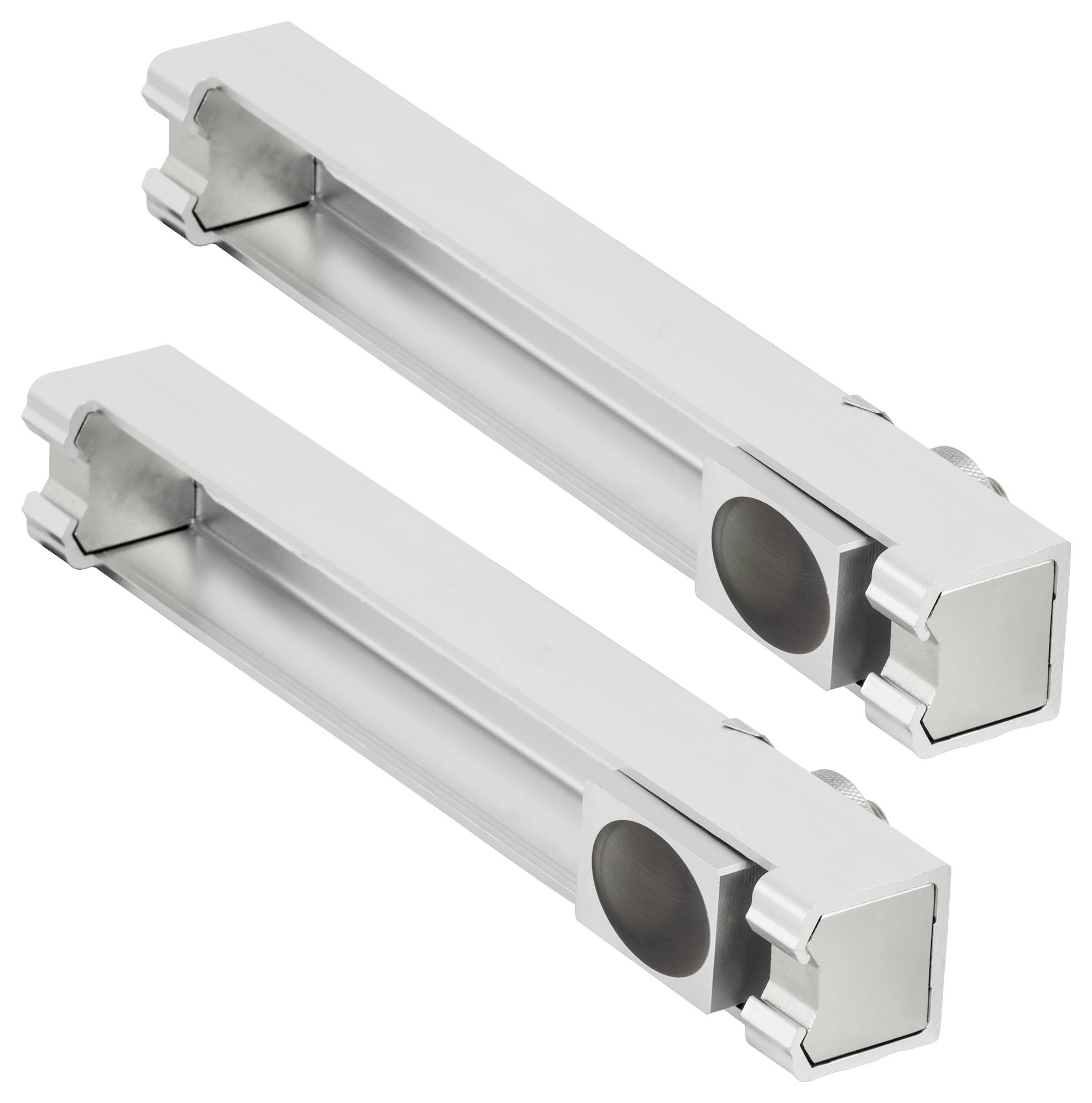 Deux luminaires ou boîtiers linéaires en métal argenté présentés en diagonale sur un fond blanc, chacun avec un capuchon d'extrémité circulaire de couleur foncée.