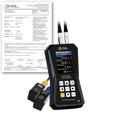 Débitmètre ultrasonique portable avec deux capteurs de serrage et un certificat d'étalonnage affiché derrière celui-ci, affichant le débit et la température mesurés sur son écran.