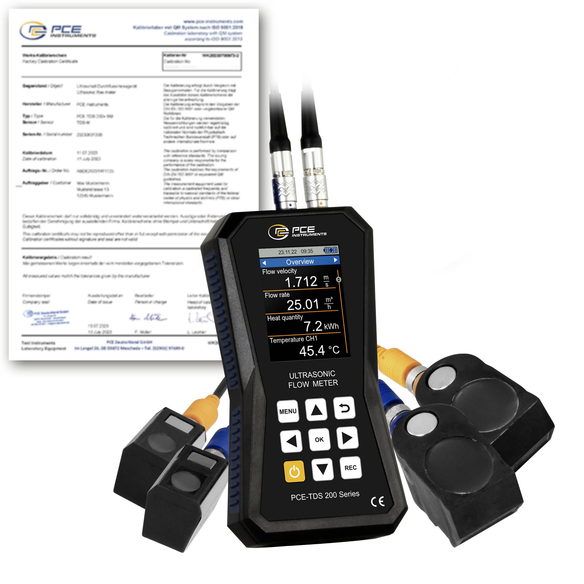 Débitmètre ultrasonique portable avec capteurs de serrage, lectures affichées et un certificat d'étalonnage derrière.