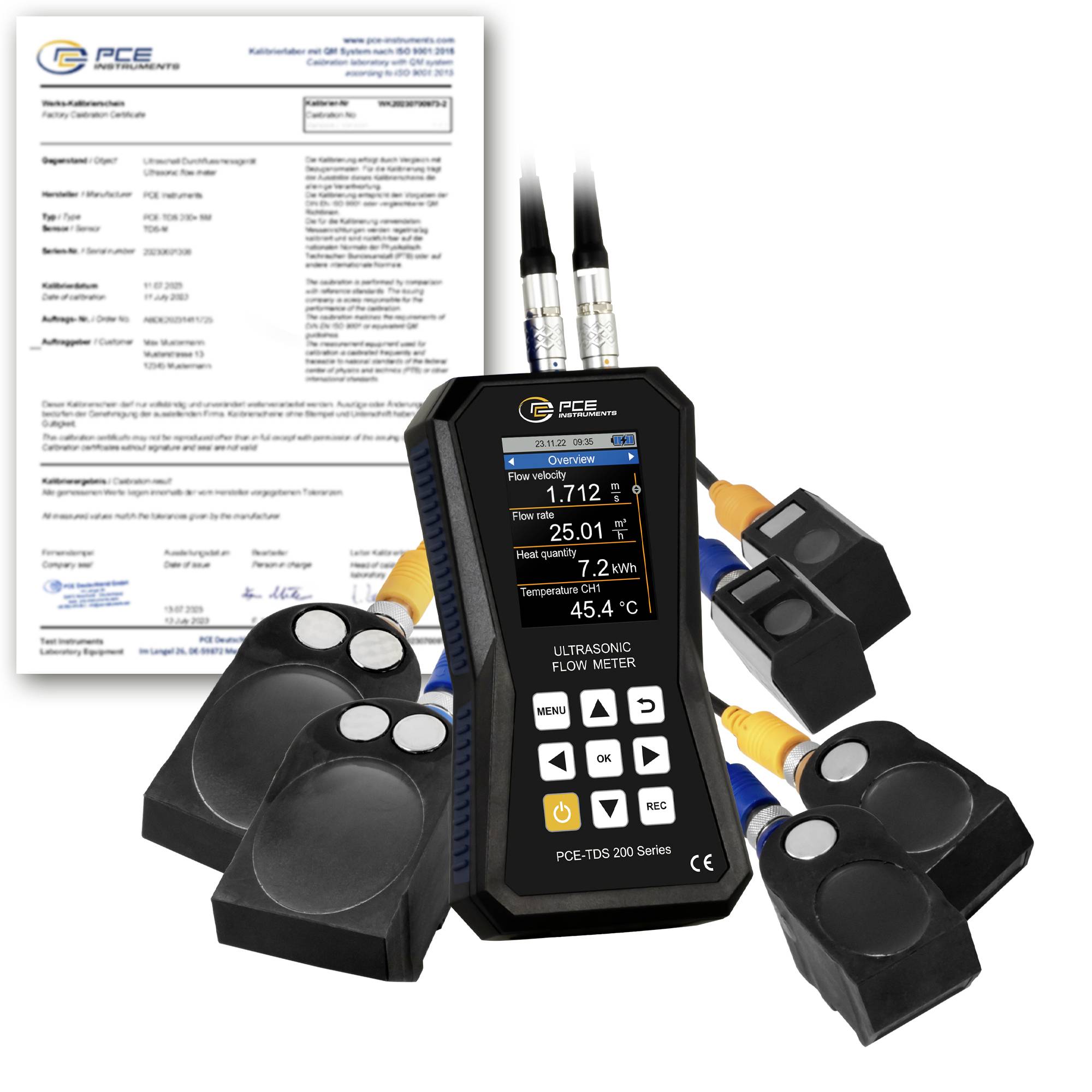 Débitmètre ultrasonique portable avec quatre capteurs de type pince et un certificat d'étalonnage en arrière-plan.