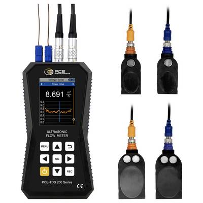Débitmètre ultrasonique PCE portable affichant le débit en direct à l'écran, avec quatre sondes capteurs attachées affichées à côté.