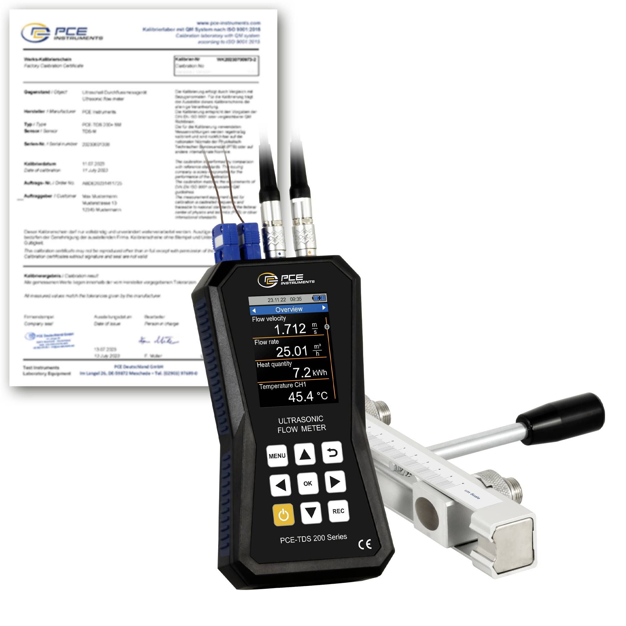 Débitmètre ultrasonique PCE portatif avec affichage et sondes, présenté avec un certificat d'étalonnage et un accessoire de pince capteur.