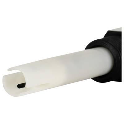 Gros plan d'un tube en plastique blanc ou d'une buse avec une tige intérieure noire, attaché à un connecteur foncé sur la droite.