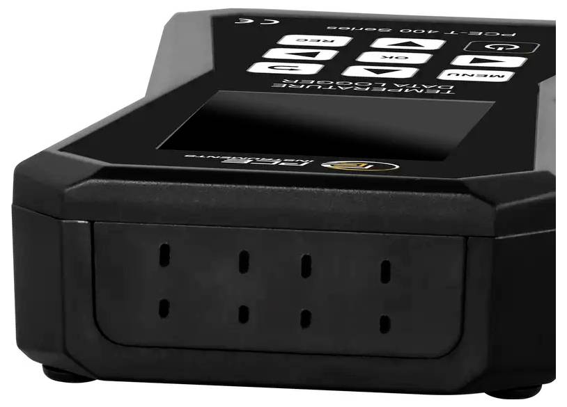Appareil électronique noir avec des boutons de commande en haut et un panneau ventilé à l'avant, présenté en angle sur un fond blanc.