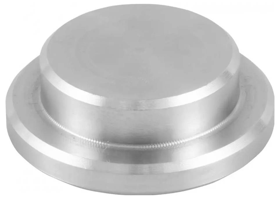 Un couvercle ou bouchon rond métallique argenté avec un sommet plat et une base étagée surélevée, présenté sur un fond blanc.