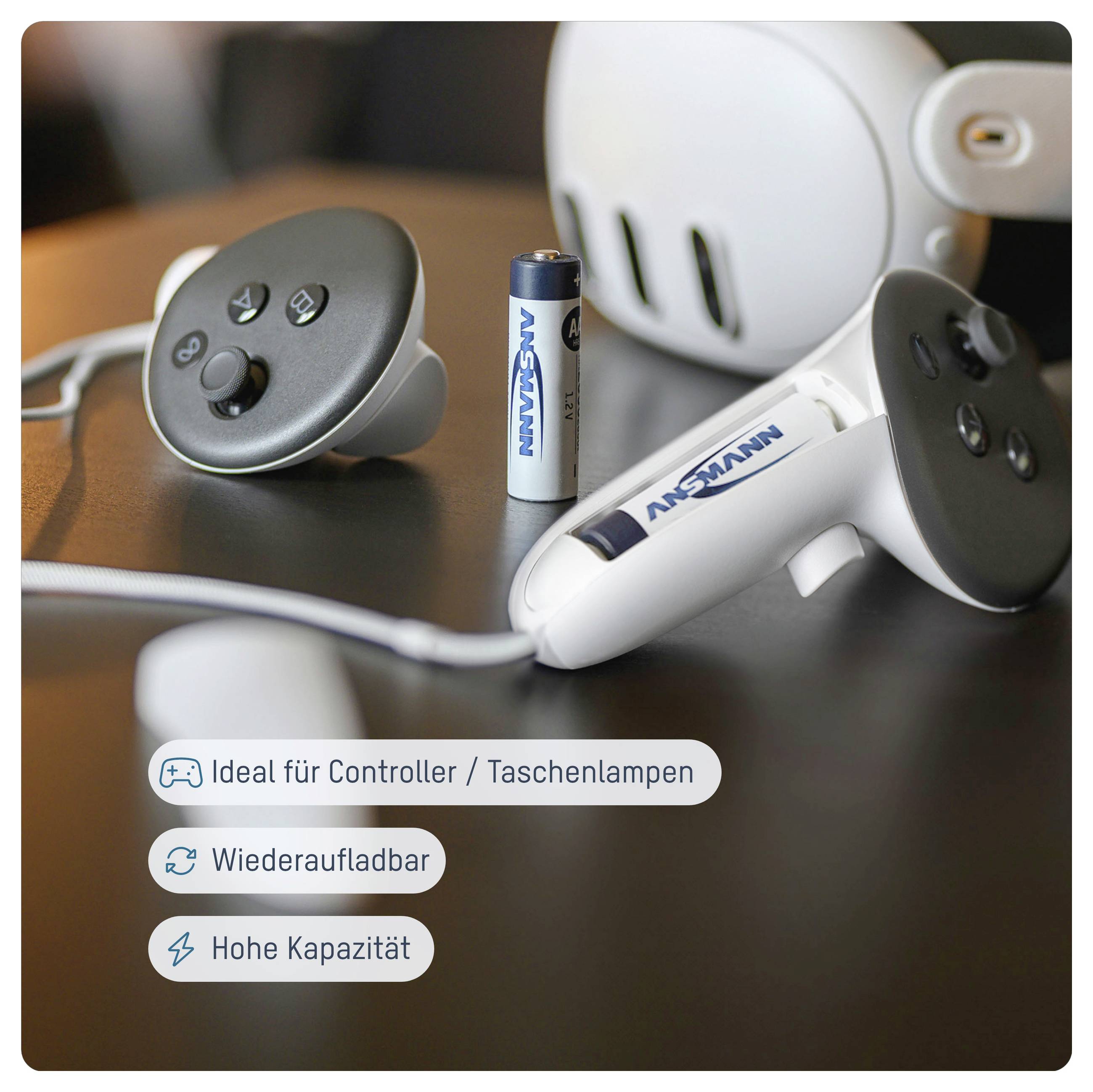 Batterie AA rechargeable pour contrôleurs et lampes de poche présentée avec des contrôleurs de jeu blancs et des étiquettes en allemand : « Idéal pour contrôleurs / lampes de poche », « Rechargeable », « Haute capacité ».