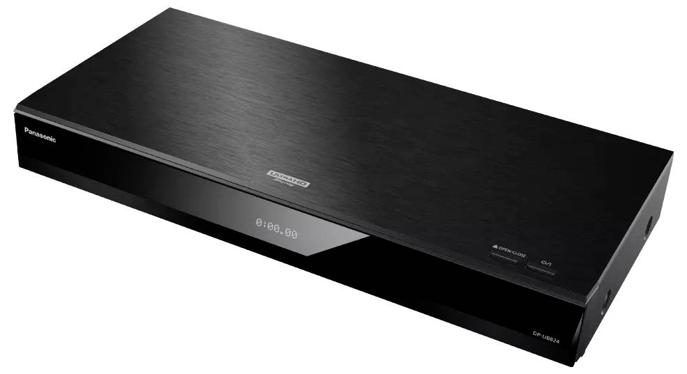 Lecteur Blu-ray Panasonic noir incliné sur un fond blanc, avec l'écran frontal et le plateau de disque visibles.