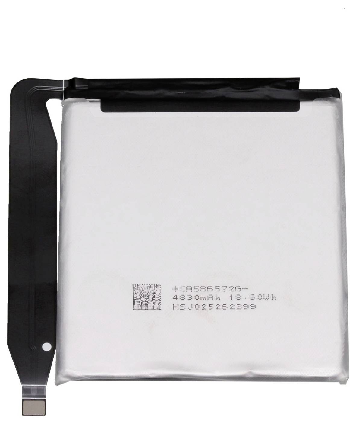 Pochette de batterie lithium-ion rectangulaire avec languette de connecteur noir et code imprimé sur un fond blanc.
