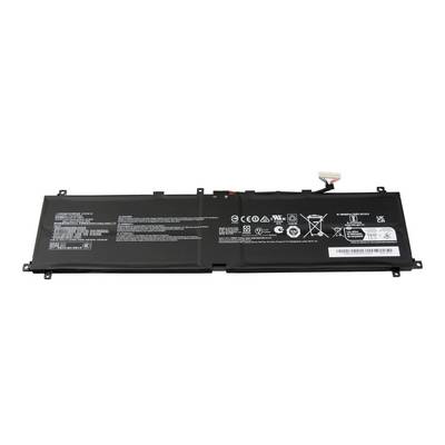 Batterie de portable noire avec câble de connecteur et étiquettes de sécurité imprimées sur un fond blanc.