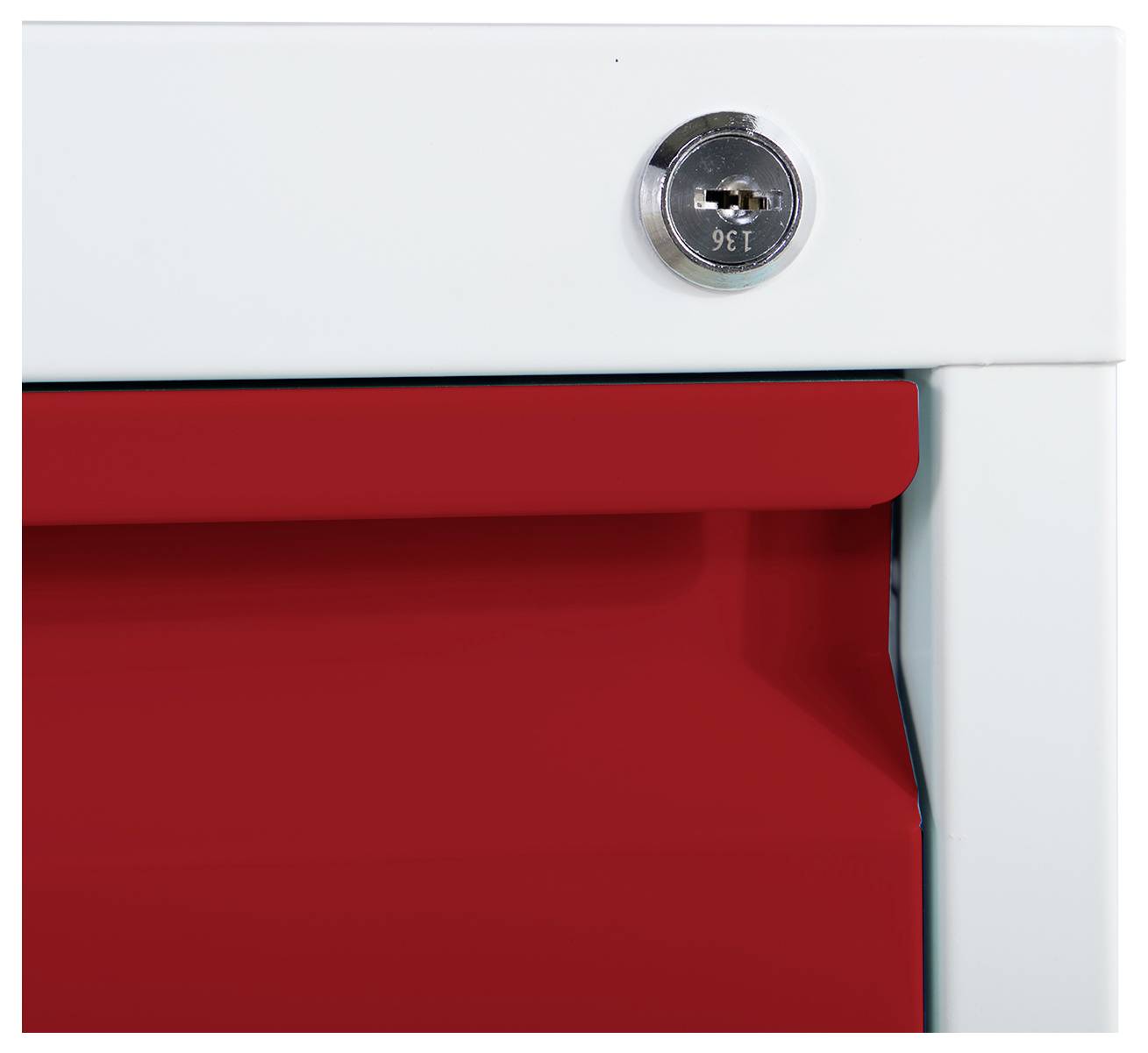 Gros plan d'un tiroir ou d'une armoire en métal rouge avec un verrou sur un cadre blanc.
