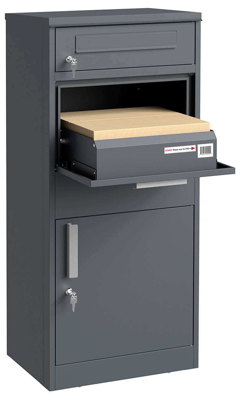 Armoire grise en métal pour courrier ou colis avec un petit tiroir de livraison ouvert contenant un plateau de colis, au-dessus d'une porte de rangement verrouillée avec clés.