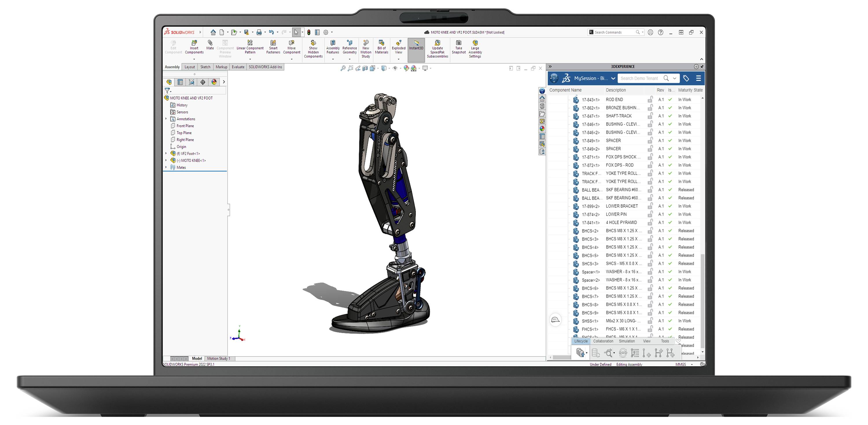 Écran d'ordinateur portable affichant un logiciel de CAO avec un modèle 3D d'une jambe prothétique robotisée, des panneaux latéraux pour les pièces et les listes de fichiers, et un espace de travail blanc.
