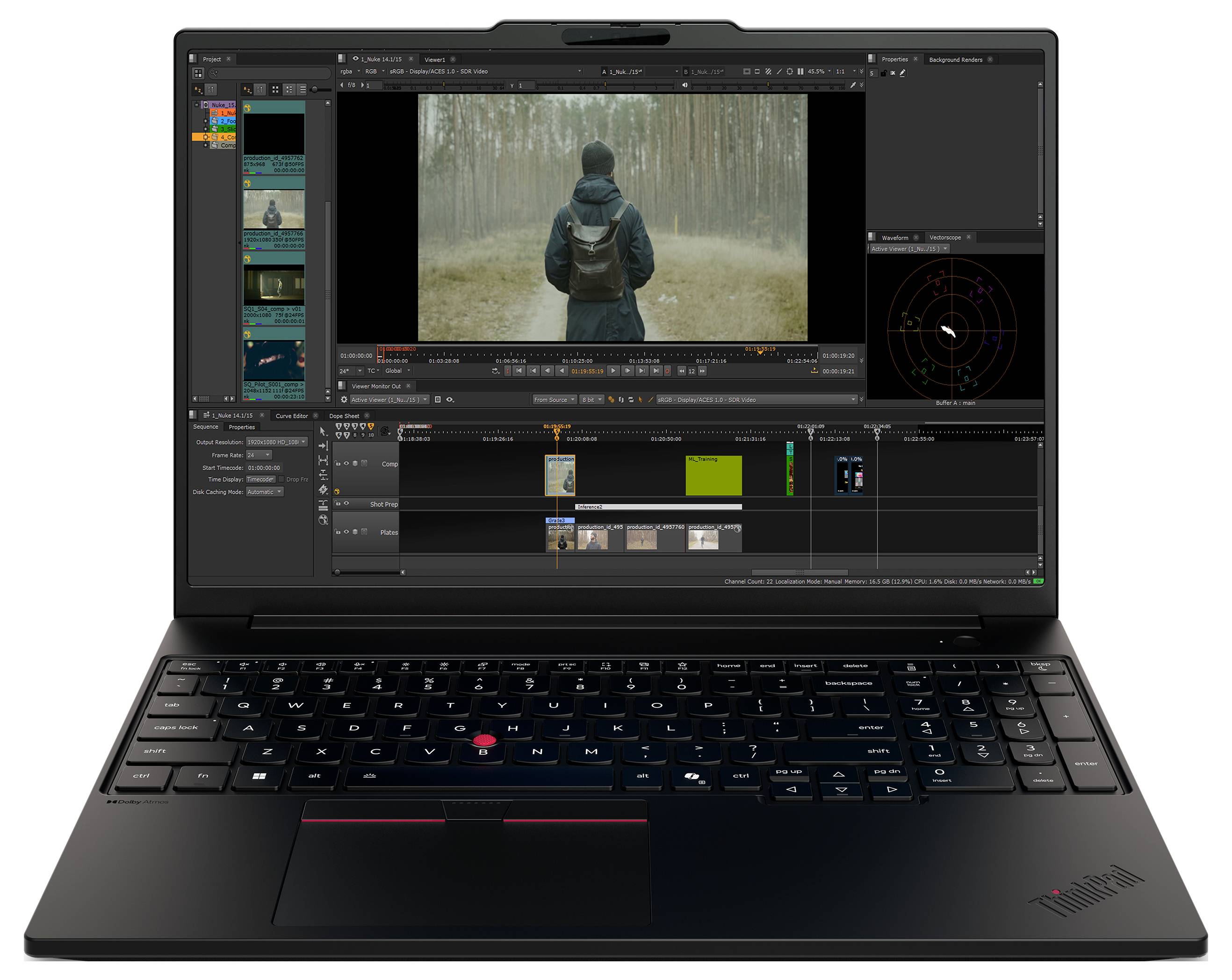 Un ordinateur portable affichant un logiciel de montage vidéo avec un aperçu d'une personne marchant dans une forêt et une chronologie multi-pistes en dessous.
