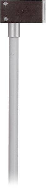 Un support métallique fixé au mur avec une longue tige cylindrique argentée s'étendant vers le bas sur un fond blanc.