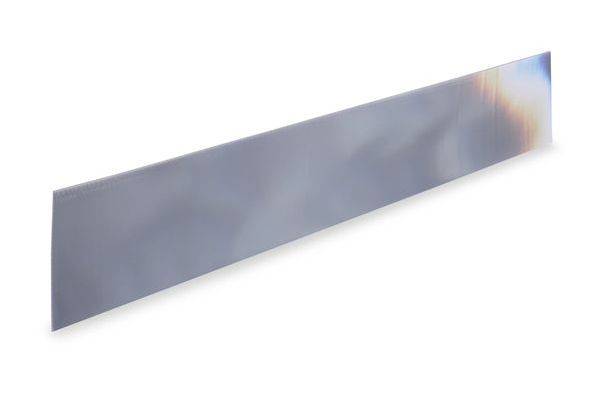 Longue bande de métal rectangulaire grise avec une extrémité brillante à reflets arc-en-ciel, présentée sur un fond blanc.