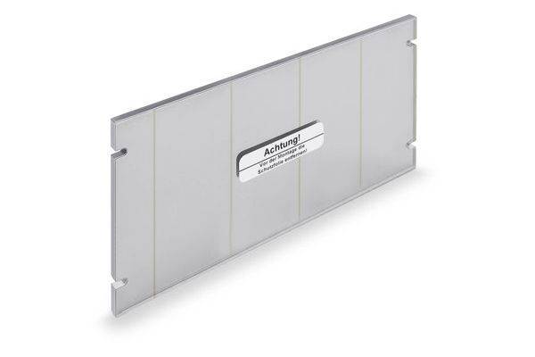 Panneau rectangulaire gris en métal avec une étiquette d'avertissement portant la mention « Achtung! » au centre.