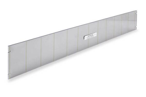Panneau de séparation ou cloison pliante gris long avec des sections articulées et une petite étiquette au centre, présenté isolé sur un fond blanc.