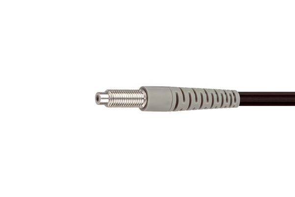 Gros plan d'un câble noir avec un connecteur cylindrique fileté gris sur un fond blanc.