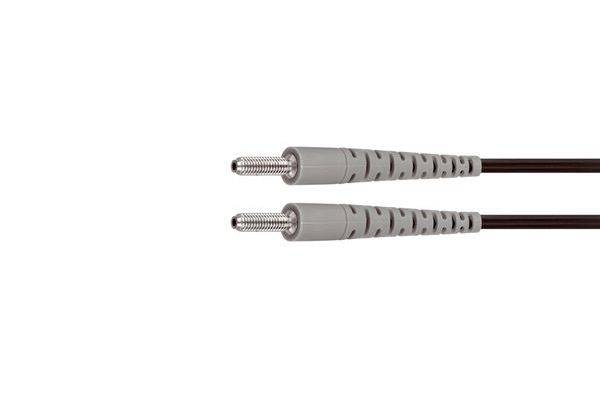 Deux connecteurs de fibres optiques gris avec des embouts filetés en métal sur des câbles noirs, présentés côte à côte sur un fond blanc.