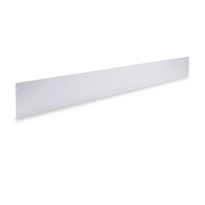 Panneau rectangulaire effilé blanc ou élément de garniture isolé sur un fond blanc, présenté en perspective.