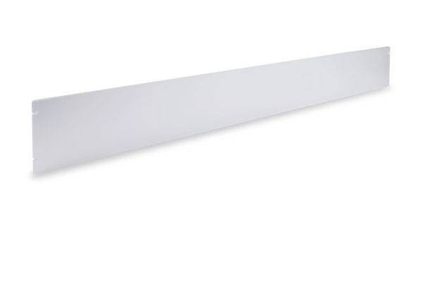 Un long panneau mural rectangulaire blanc ou une pièce de garniture blanche shown sur un fond blanc uni.