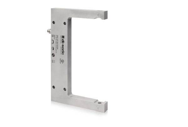Capteur ou support de montage de machine en forme de L en métal sur fond blanc, montré en vue latérale avec des trous de montage et une vis qui dépasse.