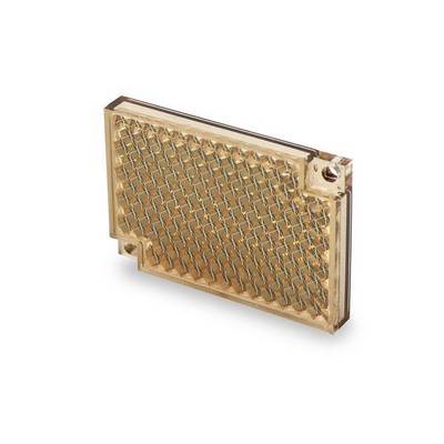 Gros plan d'un filtre ou grille en treillis métallique de couleur or de forme rectangulaire avec des supports de montage, présenté sur un fond blanc.