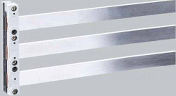 Gros plan d'une barrière à lames métalliques ou d'une grille avec trois rails horizontaux argentés fixés à un support latéral blanc.