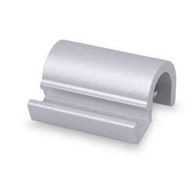 Pince ou serre-joint en métal argenté avec un sommet incurvé et une lèvre plate à l'avant, présenté sur un fond blanc.