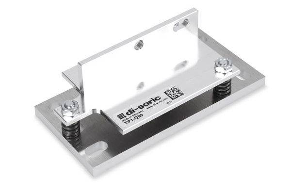 Capteur ou commutateur de montage en métal industriel avec plaque ajustable, ressorts et étiquette « di-soric » sur fond blanc.