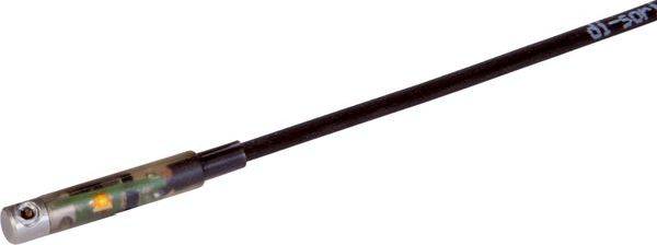 Gros plan d'une longue antenne noire ou sonde avec une petite pointe électronique cylindrique sur un fond blanc.