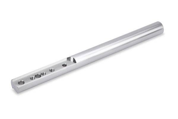 Tige métallique cylindrique en aluminium avec une extrémité plate présentant plusieurs trous percés, présentée sur un fond blanc.