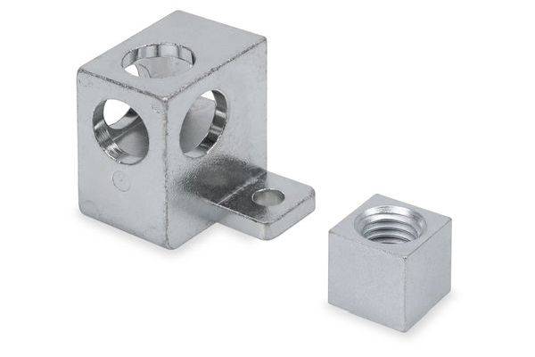 Équerre métallique avec plusieurs trous percés et un insert de cube fileté séparé sur fond blanc.