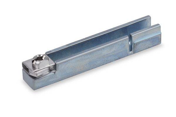 Pince de connecteur de rail métallique avec un boulon à tête carrée à une extrémité, présenté isolé sur un fond blanc.