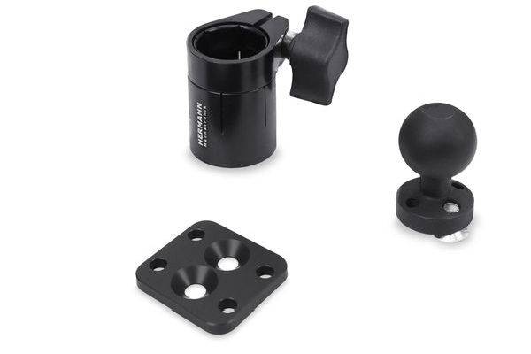 Kit d'accessoires de montage noir avec pince, rotule de montage et plaque de base carrée sur fond blanc.