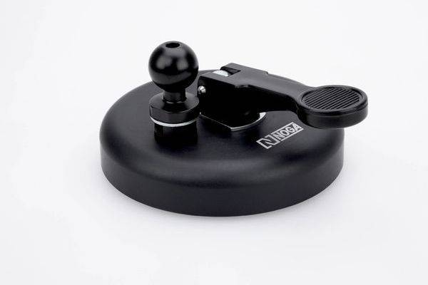 Base magnétique noire avec bouton à boule et levier articulé, probablement un dispositif de montage ou de maintien sur un fond blanc
