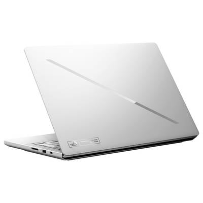 Ordinateur portable argenté présenté fermé en vue latérale sur fond blanc.