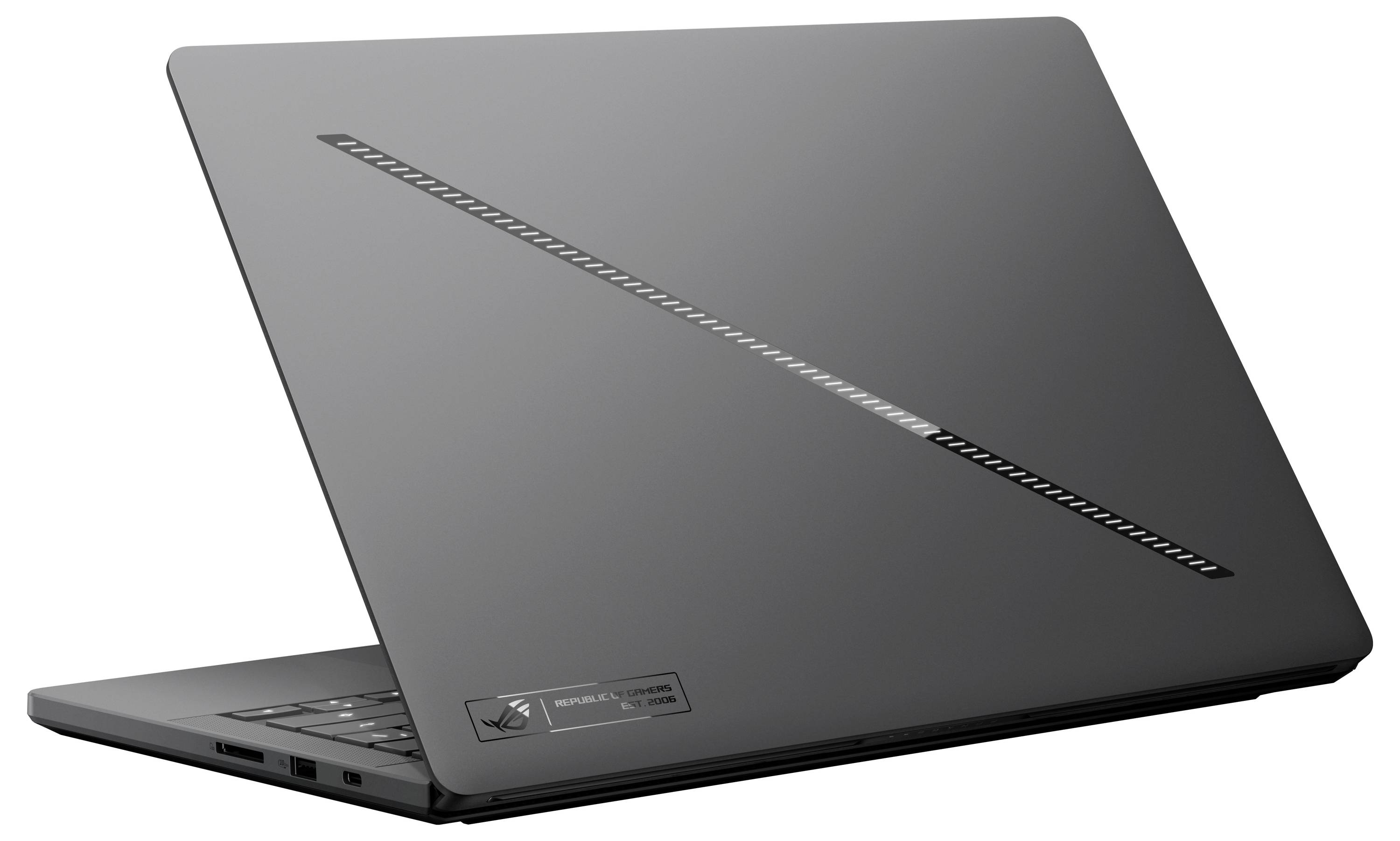 Ordinateur portable ASUS noir présenté fermé sur un fond blanc, incliné pour révéler le couvercle, le bord du clavier et les ports latéraux.