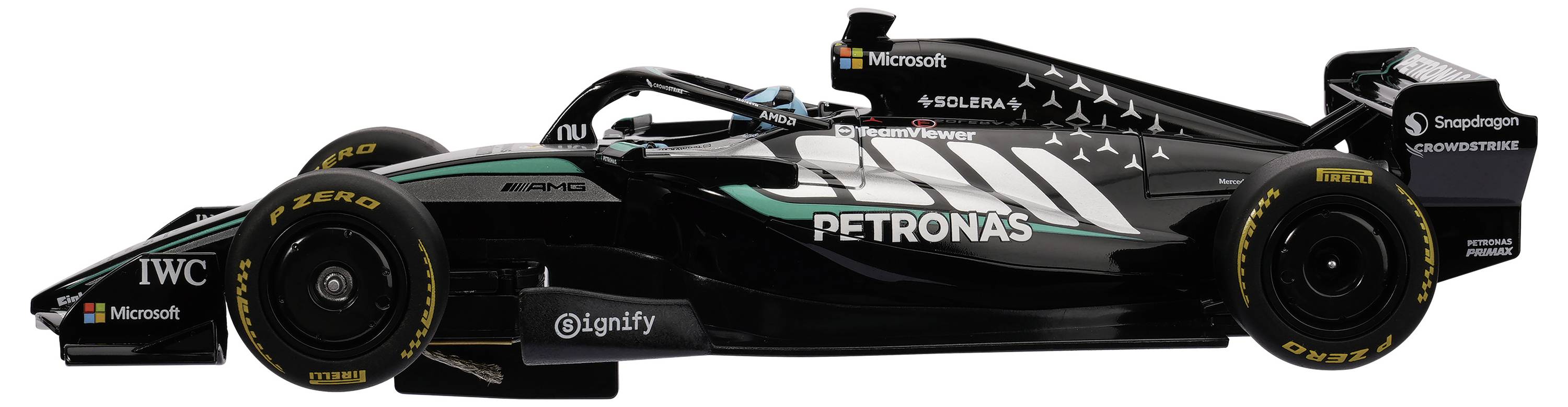 Vue latérale d'une voiture de Formule 1 Mercedes noire avec les marques PETRONAS et Microsoft, présentée sur un fond blanc.