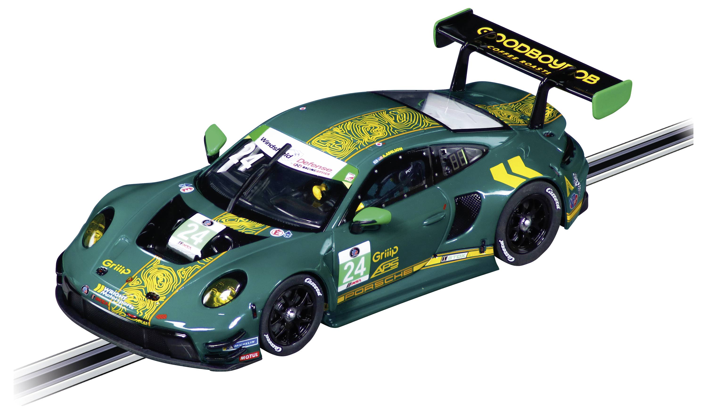 Voiture de sport de course verte et jaune avec des autocollants de sponsors et un grand aileron arrière, photographiée sur un fond blanc.