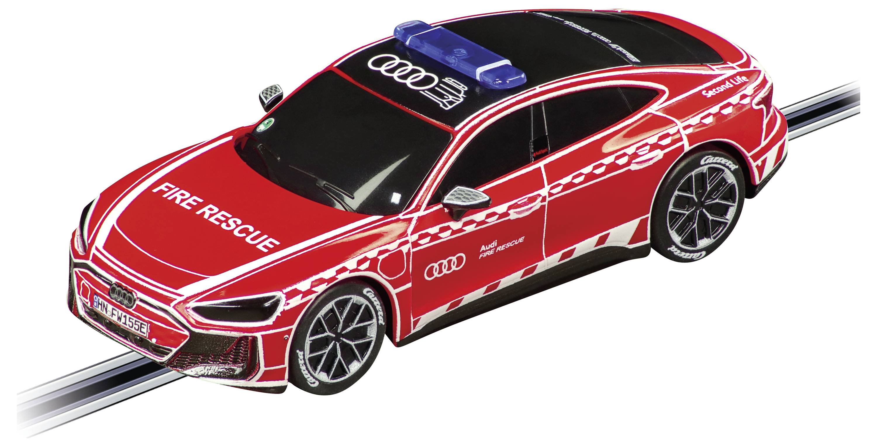 Voiture jouet d'urgence style Audi rouge sur une piste, portant l'étiquette « FIRE RESCUE » avec une barre lumineuse bleue et des décalcomanies de style course.