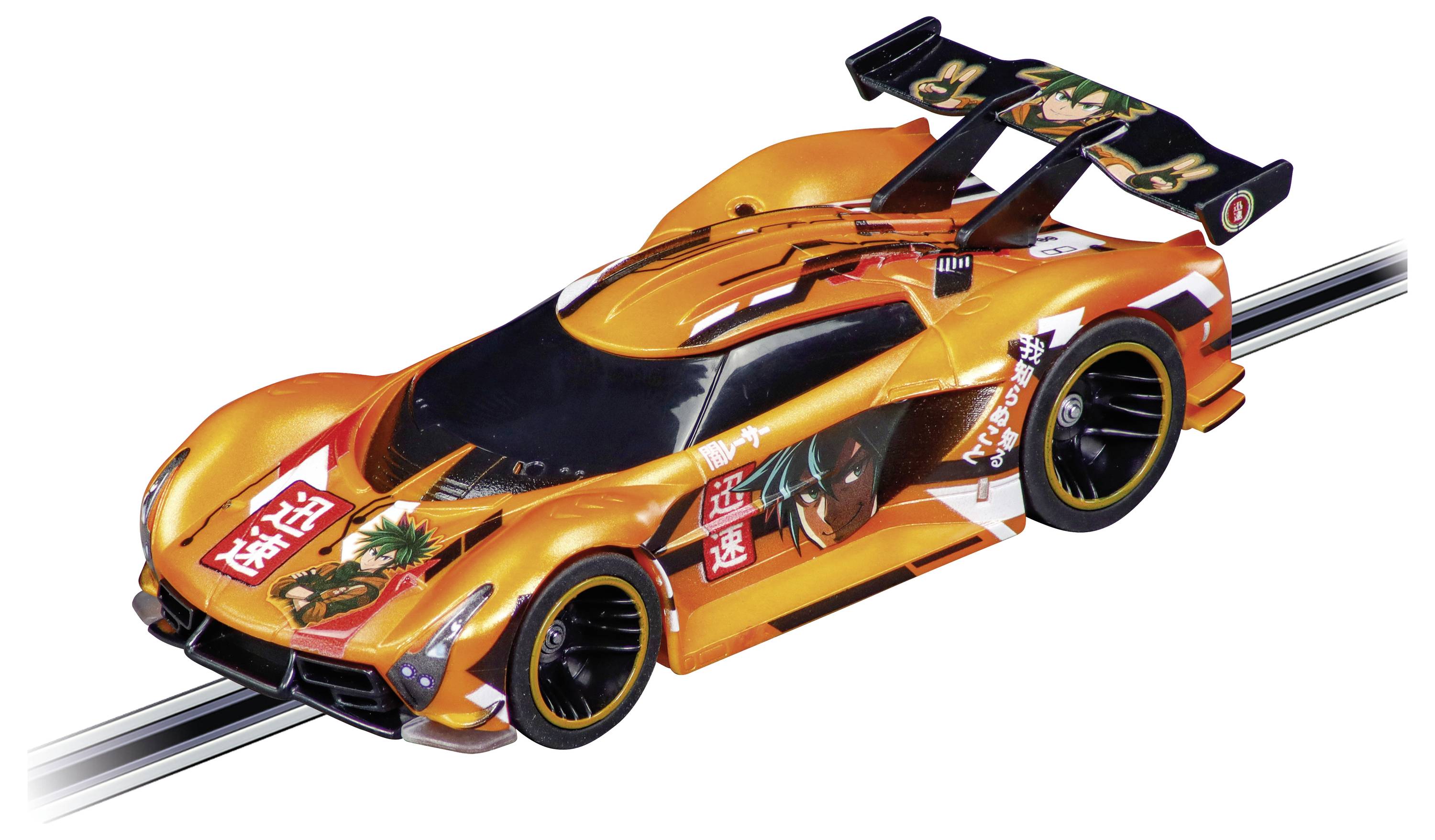 Voiture de course à slot orange avec des autocollants de style anime, aileron noir et carrosserie aérodynamique basse sur une piste métallique.