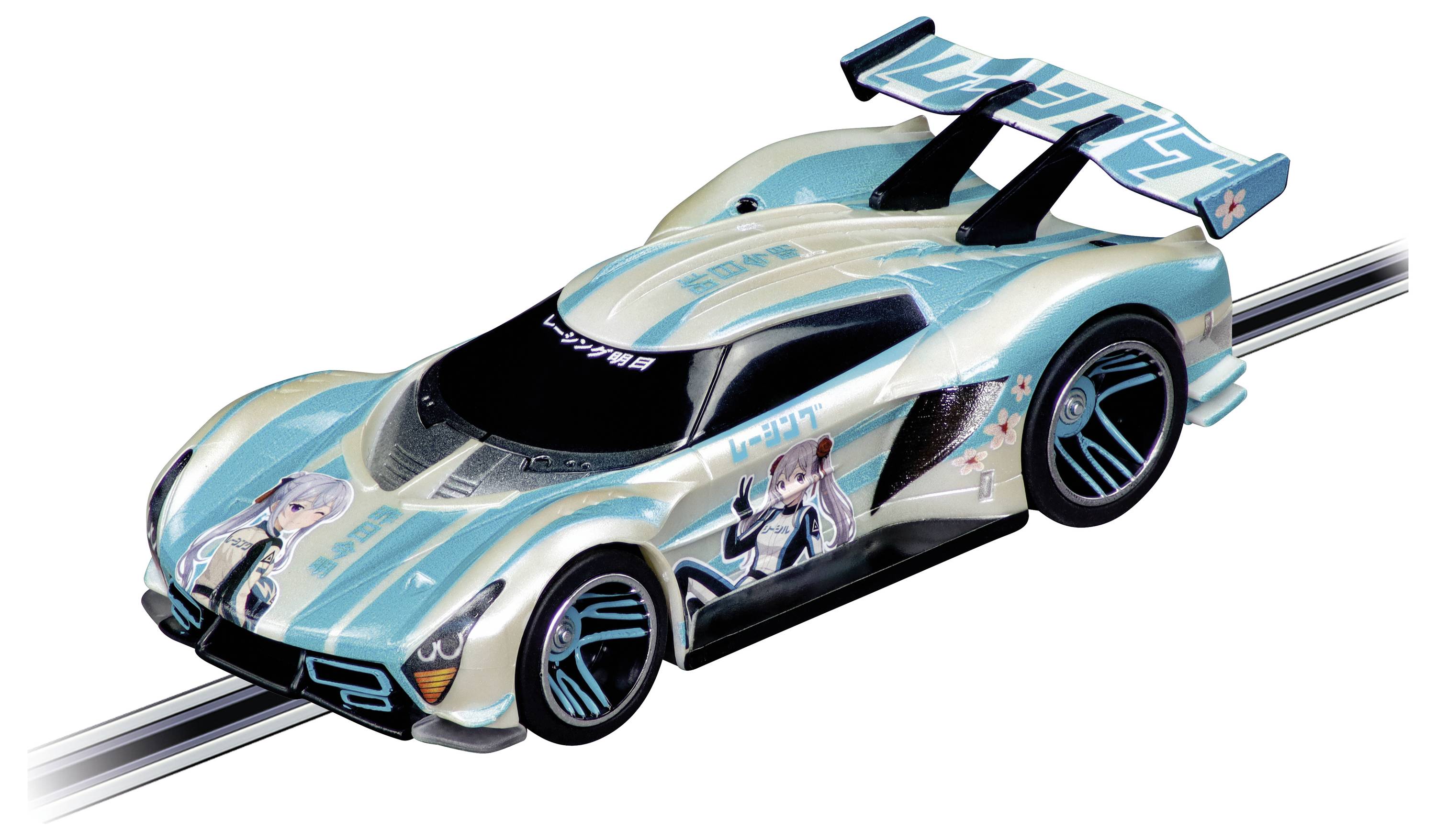 Une voiture de course jouet argentée et turquoise avec des graphiques de personnages d'anime, présentée sur une piste avec un grand aileron arrière et un style futuriste épuré.