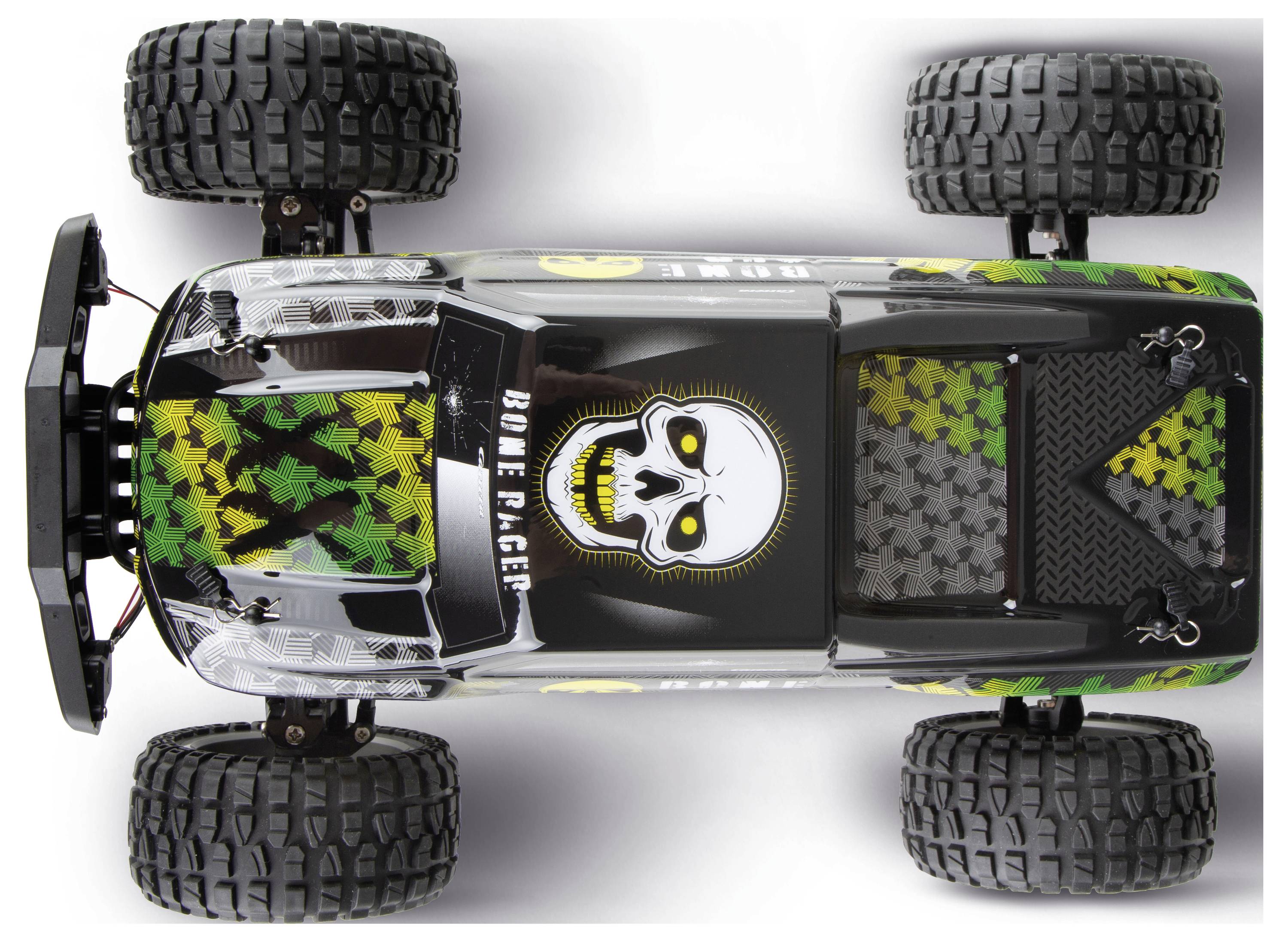 Vue de dessus d'un camion RC tout-terrain noir avec de grands pneus à crampons, des accents de camouflage vert, et un graphique de crâne sur le capot.