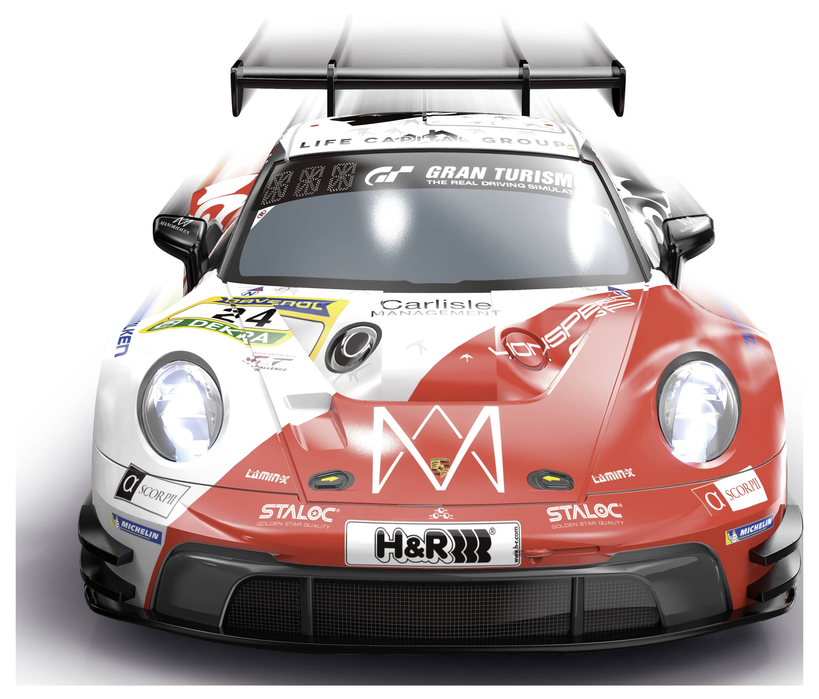 Vue de face d'une voiture de course GT rouge, blanche et noire avec le numéro 24, des logos de sponsors et un grand aileron arrière sur un fond blanc.