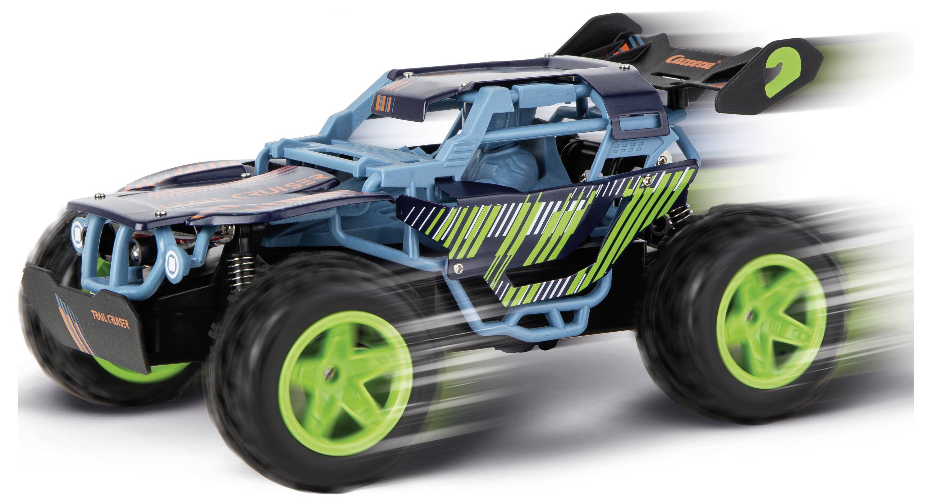 Voiture de course jouet tout-terrain bleue et noire avec roues vert néon, montrée en mouvement avec arrière-plan flou sur une surface blanche.