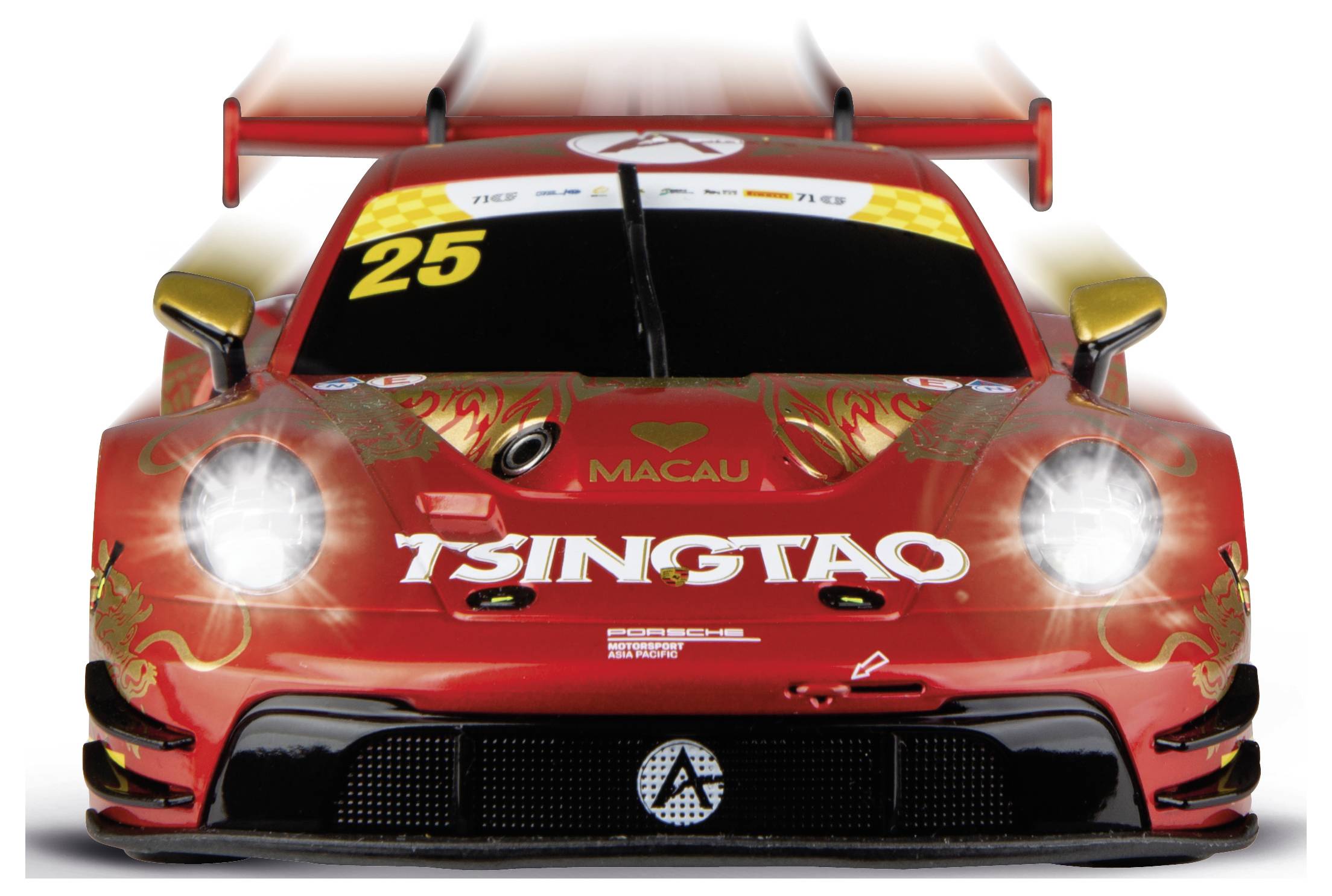 Vue de face d'une voiture de course rouge Tsingtao portant le numéro 25, phares allumés et grand aileron arrière, présentée sur un fond blanc uni.